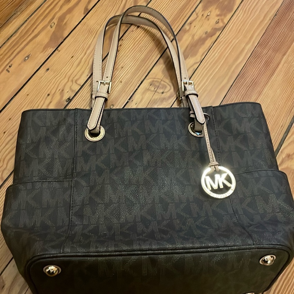 Michael kors East-West Monogram Zip Tote Bag excellent condition